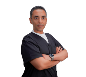 د. أحمد حلواني أثناء إجراء تركيبات الأسنان