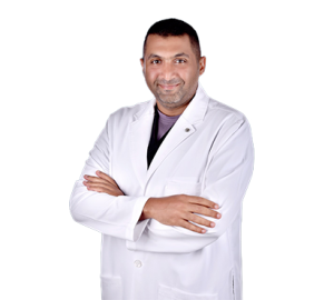 د. فهد خليفة أثناء إجراء زراعة الأسنان